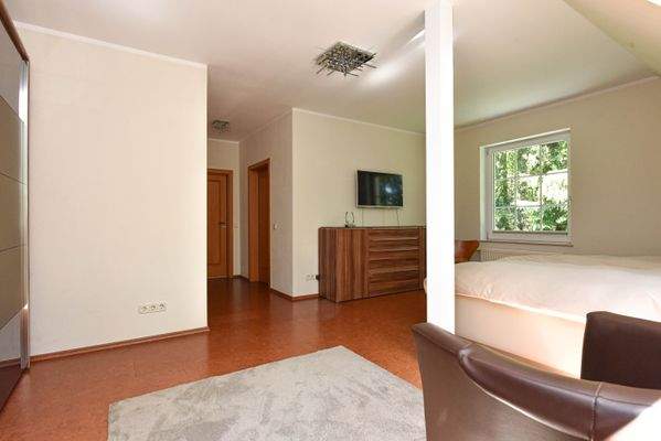 Hauptschlafzimmer mit Bad en Suite & Ankleide 