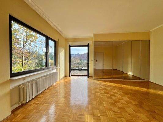 Schlafzimmer mit Balkonzugang