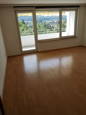 Wohnzimmer mit Zugang zum Westbalkon