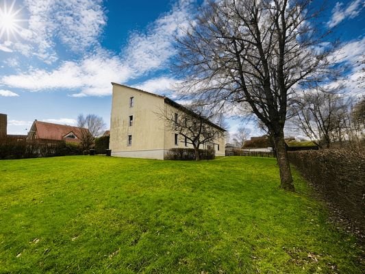 Außenansicht mit Garten