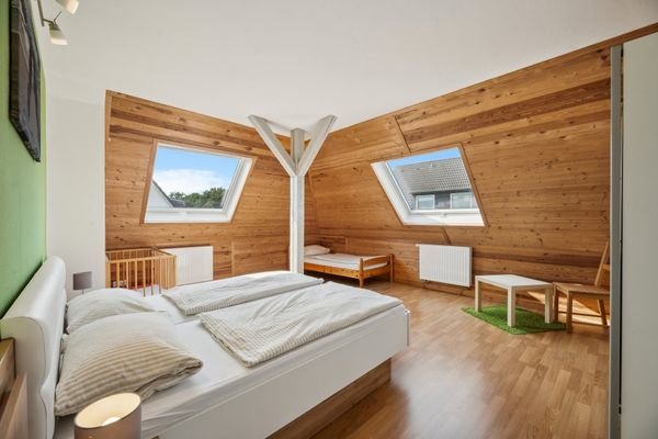Schlafzimmer 1 im Obergeschoss Ansicht 1