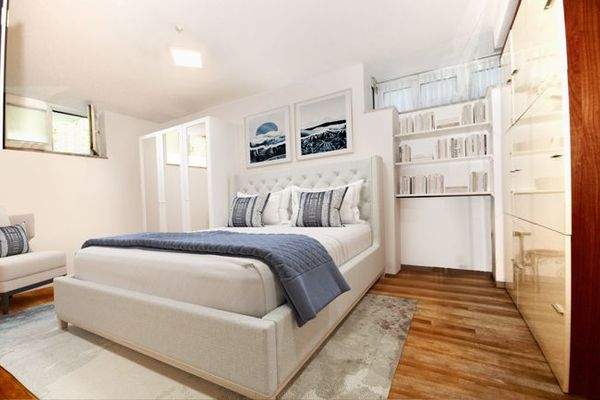 Schlafzimmer 1 im Untergeschoss mit direktem Zugang zu Keller- und Tiefgaragenbereich