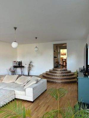 Wohnzimmer mit außergewöhnlicher Treppe.jpg