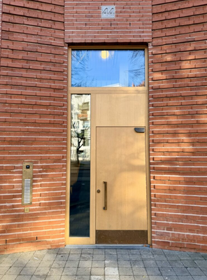 Gebäudeeingang außen.png