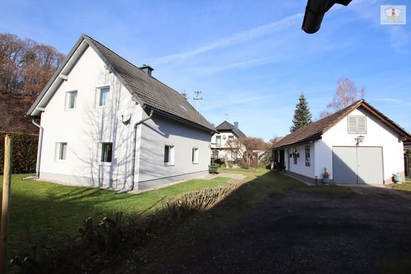 Nettes 100m² Wohnhaus mit Nebengebäuden/Garagen und 1.090m² schönem Grundstück in Maria Saal