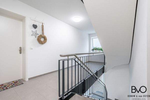 Helles und modernes Treppenhaus