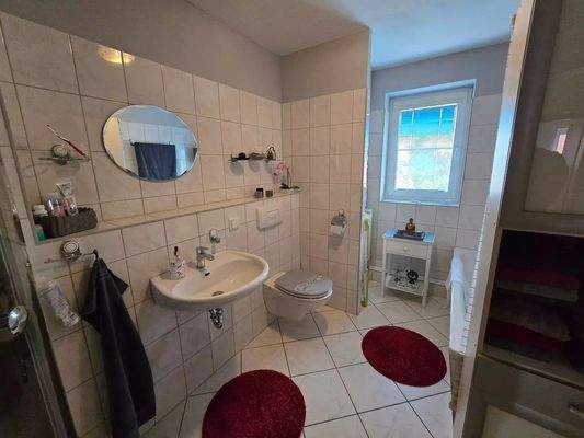 Badezimmer mit Badewanne...