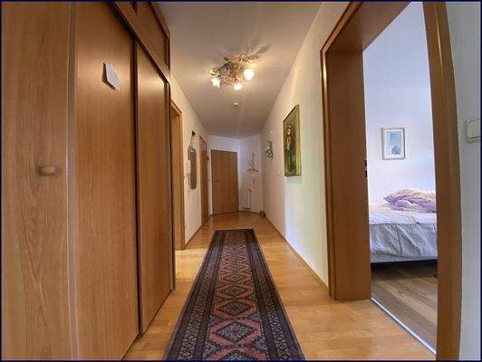 Flur mit Blick zur Eingangstüre