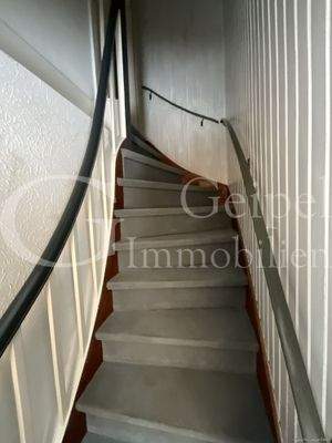 steile Treppe in das OG