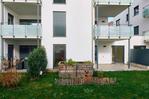 Objektansicht mit Terrasse und Gartenanteil 