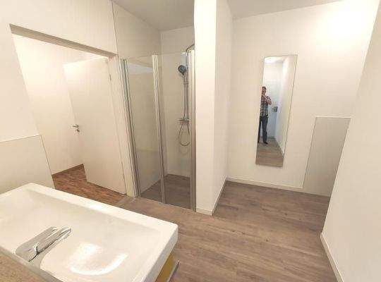 EG: Bad mit Dusche und Oberlicht Bild 1