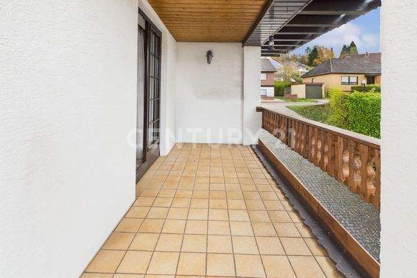 Überdachter Balkon hoch über dem Garten