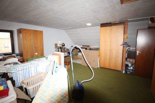 Abstellraum bzw. Ausbaureserve im Dachgeschoss der Immobilie