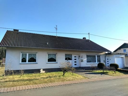 Vorderansicht mit Garage