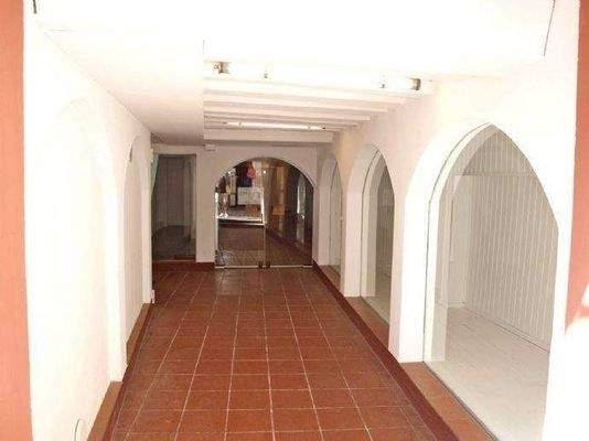 Geschützte Passage zu den Räumlichkeiten