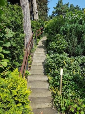 Treppe zum Bungalow