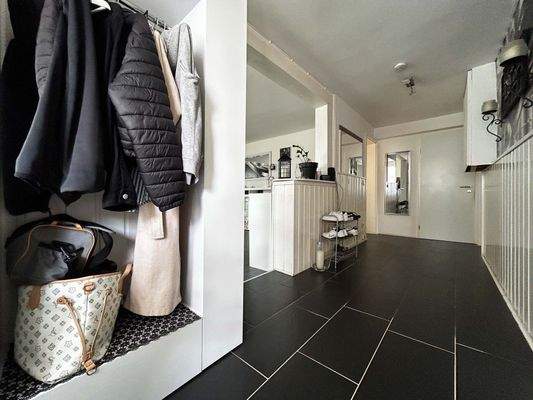 Wohnung 1: Zentraler Flur - der erste Eindruck offen, gepflegt und durchdacht gestaltet