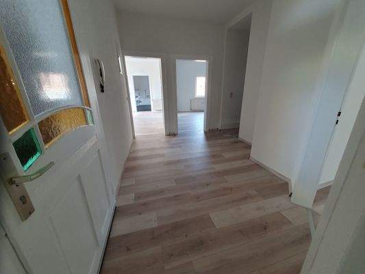 1. OG Ansicht des Flurs der Wohnung.jpg