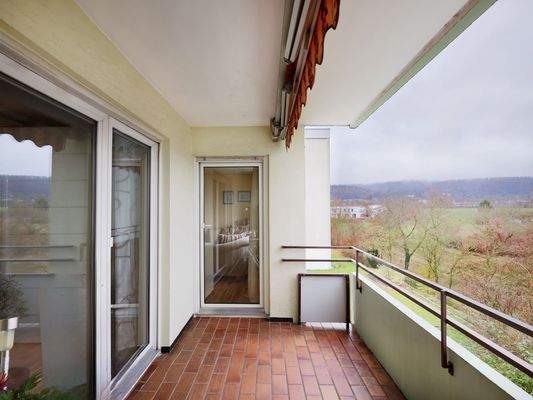 Großer, überdachter Balkon mit unverbauter Aussicht
