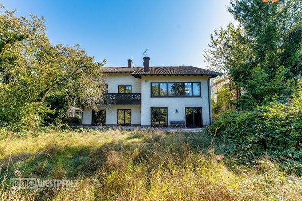 Gartenseite mit Terrasse