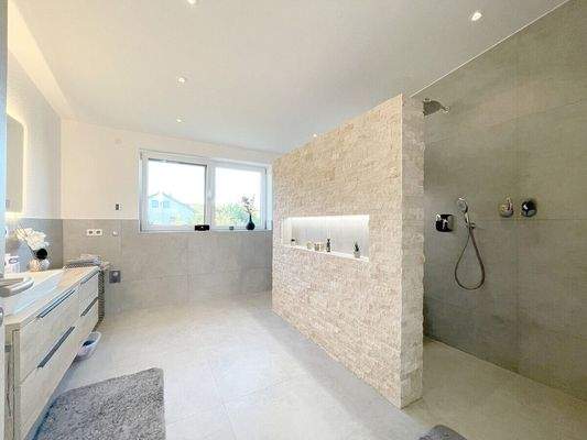 Sehr schickes Badezimmer im OG