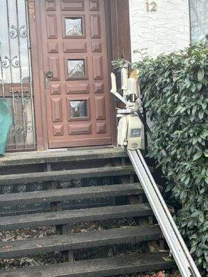 Hauseingang mit Treppenlift