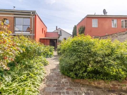Garten mit Hortensien- und Rosenbestand