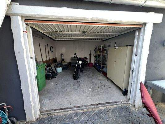 Platz für Moped und CAR