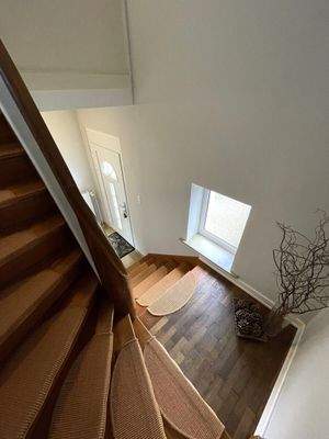 geschwungene Holztreppe