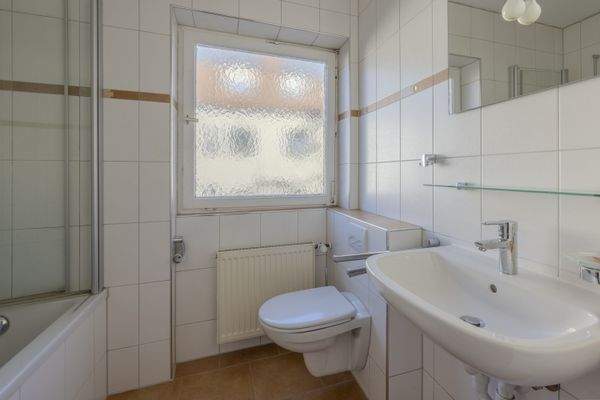 Badezimmer mit Wanne und WC