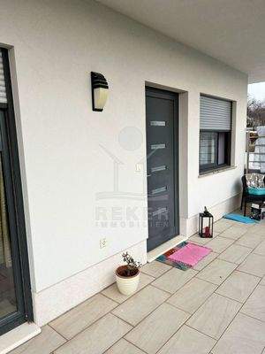 Separate Eingänge führen in die Wohnungen