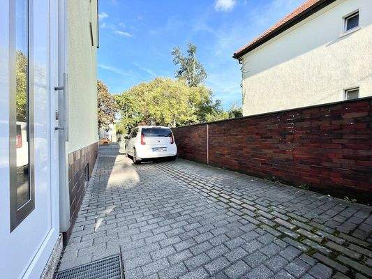 gepflasterte Zufahrt