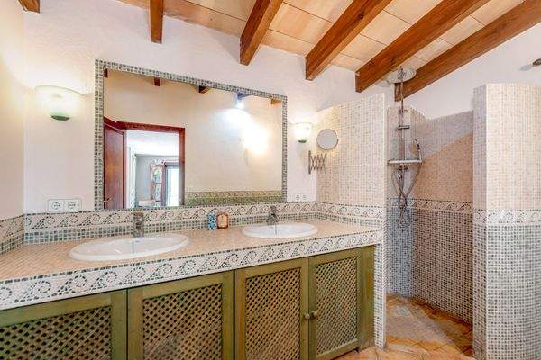 Eines von 4 Badezimmern