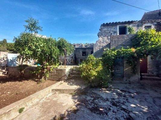 m_Nekretnine Jezera, Kamena kuća sa velikim dvori