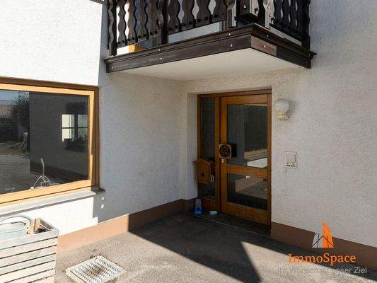 Blick zur Eingangstüre des Mehrfamilienhauses