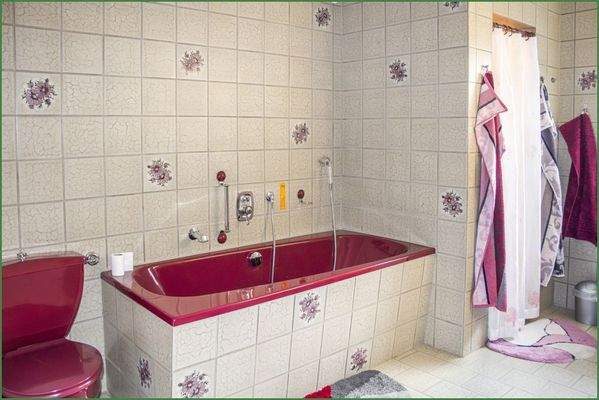 Badezimmer mit Wanne im Obergeschoss