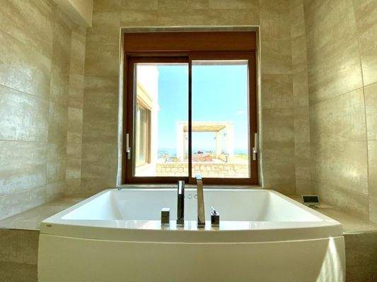 Luxusvilla zum Verkauf in Tsivaras mit Meerblick