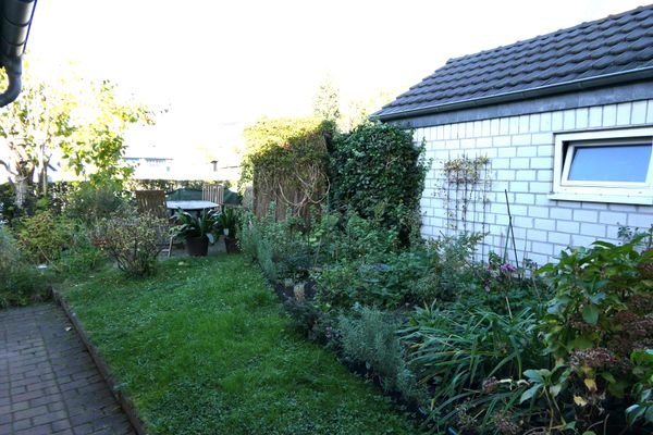 Blick auf die Garage und eine Terrasse mittig im B