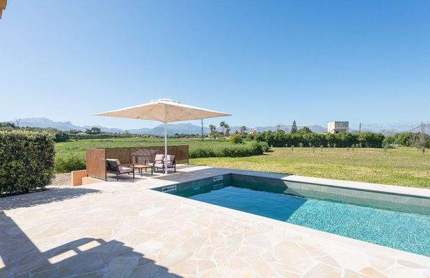 Pool mit Blick aufs ländliche Idyll