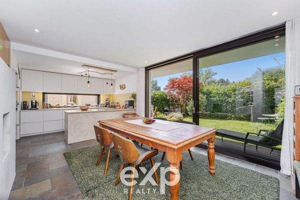 Esszimmer mit Zugang zum Garten