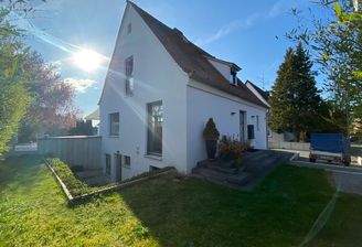 Hausansicht links mit Vorgarten