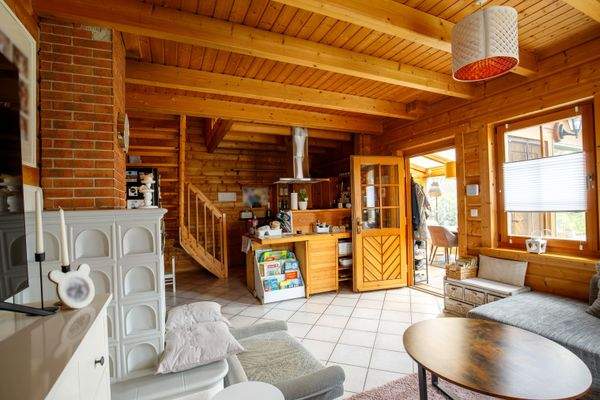 06 - Übersicht Wohnbereich u. offene Küche.jpg