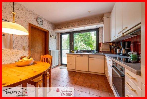 Küche mit Zugang zur Terrasse und Hauswirtschaftsraum