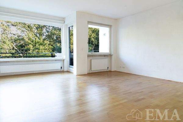 Wohnzimmer mit Balkonzugang