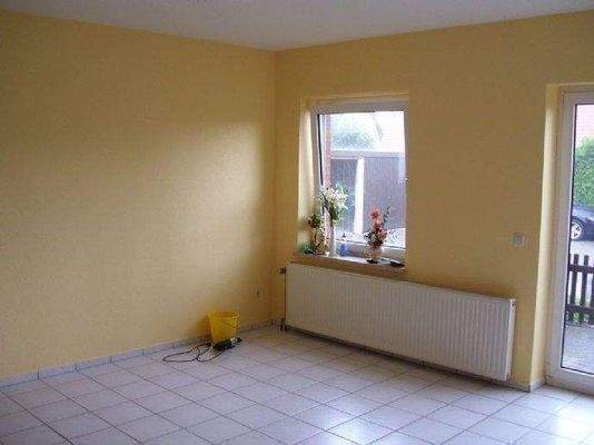 Wohnzimmer mit Fliesenboden