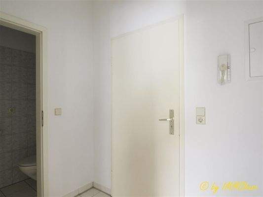 Flur mit Bilck ins Gäste-WC