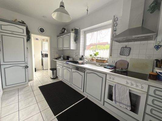 Küche mit Speisekammer