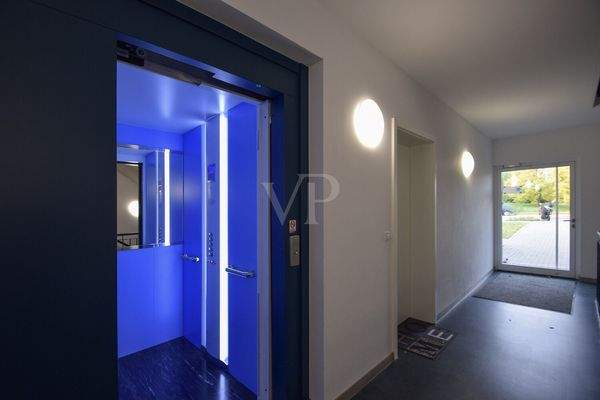 Hauseingang mit Fahrstuhl