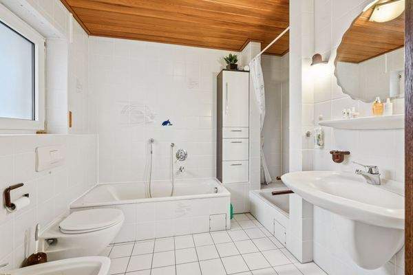 Badezimmer mit Wanne und Dusche