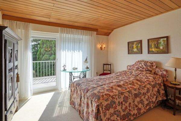 Kinderzimmer mit Zugang zur Dachterrasse